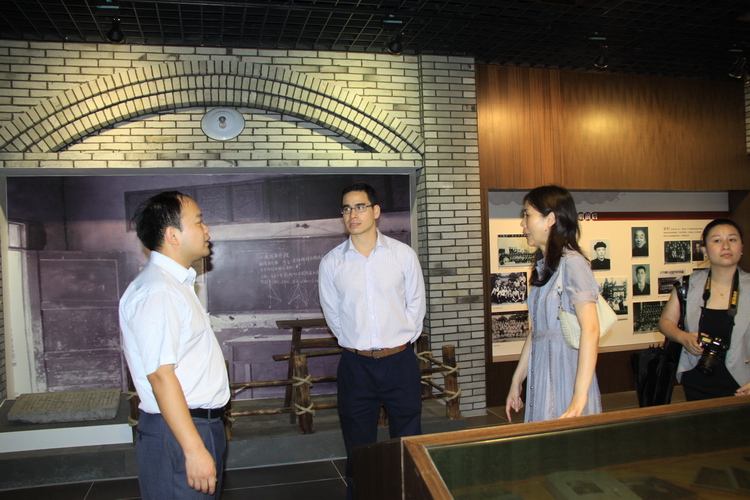 香港环球教育集团总裁苏文骏访问宁波镇海中学