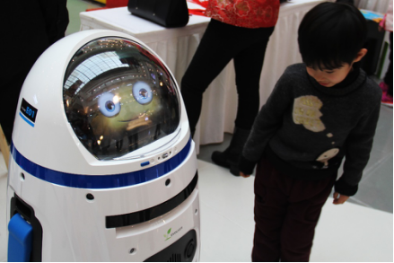 云脑助阵迎新年 机器人小胖带萌娃听故事