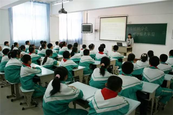 北京中小学幼儿园新风系统安装工作进行中