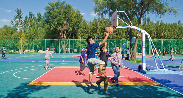 吉林大学采用悬浮拼装地板建室外篮排球场