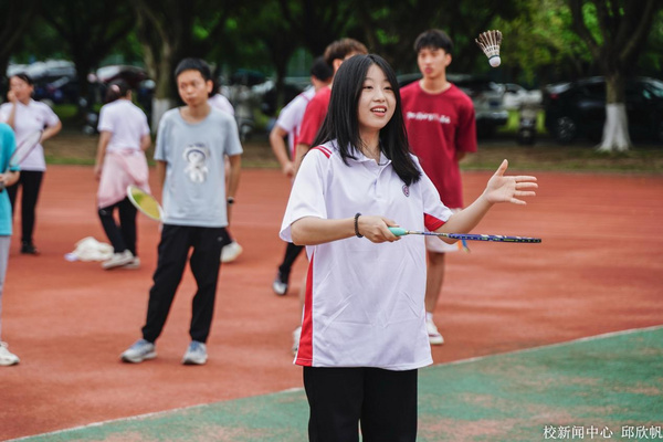 广州华商职业学院万名师生一同参与趣味运动会