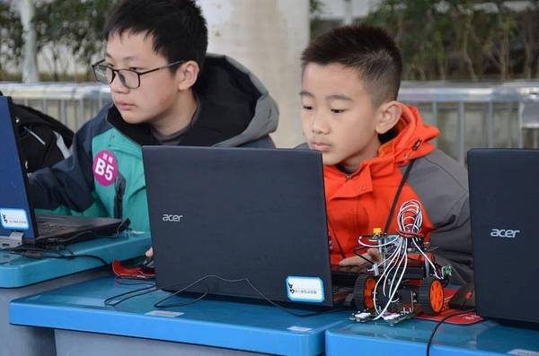 智慧的交流、思想的碰撞、技能的比拼——隆昌市舉辦首屆“教育基金杯”中小學機器人教育聯誼賽