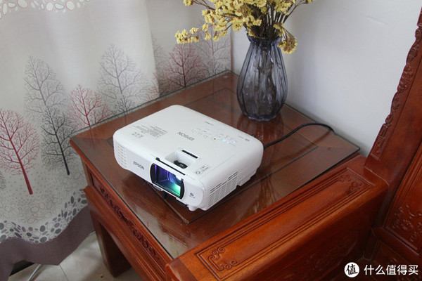 年輕人的家里都應該有一臺巨屏高清看片神器，愛普生CH-TW610投影機上手體驗！