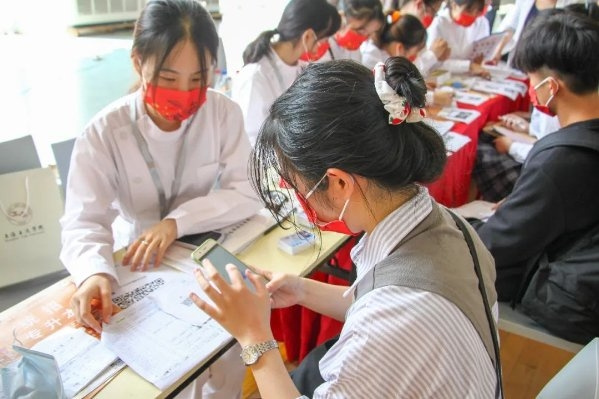 上海這所高校將愛國主義教育與上海紅色文化融入迎新報到日
