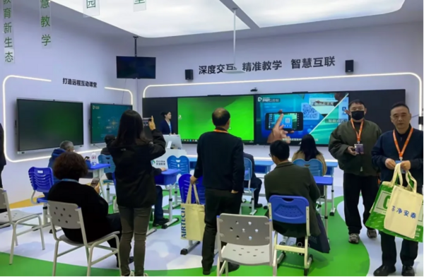 安道教育高職校數字化空間亮相華中科教儀器與技術裝備博覽會！