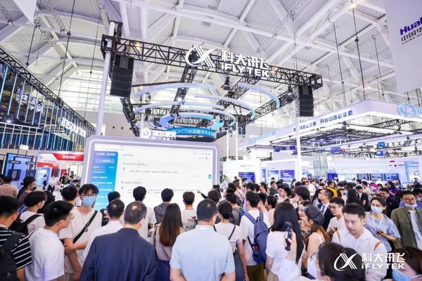 科大訊飛AI學習機驚艷亮相世界智能大會 “類人化”互動輔學廣受好評