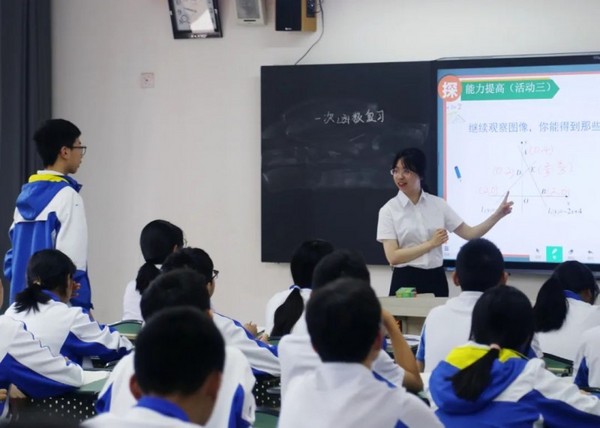 在宜賓市翠屏區，“以學為中心”的課堂正在向AI而行