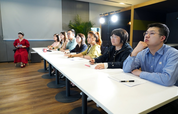 萌娃角色互換“上講臺”，學而思網?！靶≈v師”開講