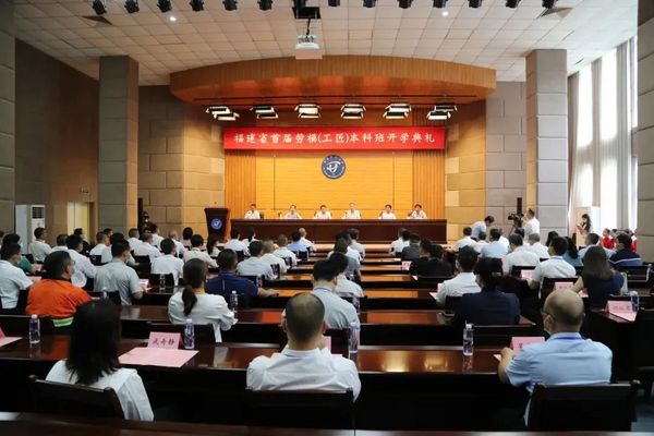 60名勞模工匠走進大學課堂