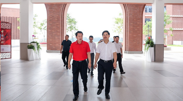 攜手共塑智慧教育，齊心集團董事長陳欽鵬一行赴深圳市龍津中學參觀交流