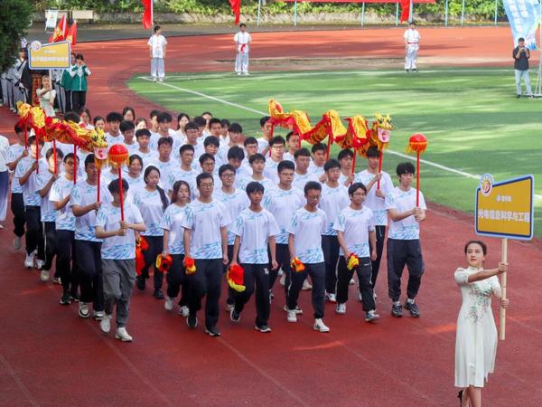 西南石油大学南充校区举行第十三届田径运动会