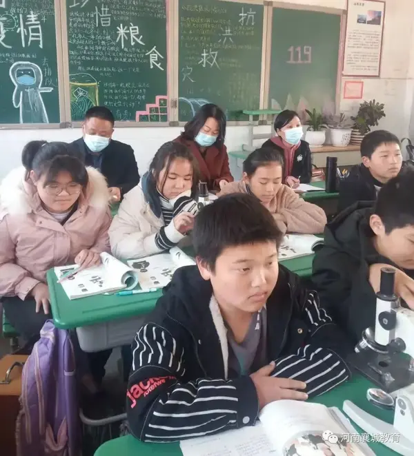 襄城縣教育技術裝備管理中心開展中小學教育技術裝備工作專項督導