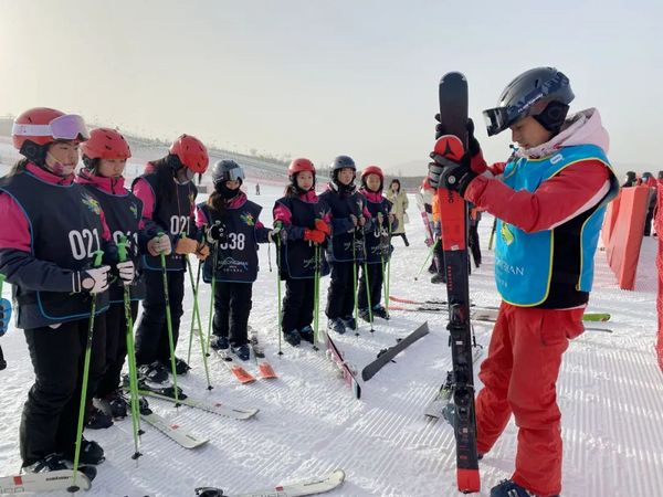 冰雪运动进校园 | 一起走进呼和浩特市中小学滑雪研学实践活动