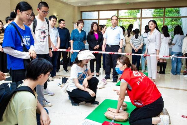 北京大學校領導走訪慰問參訓師生
